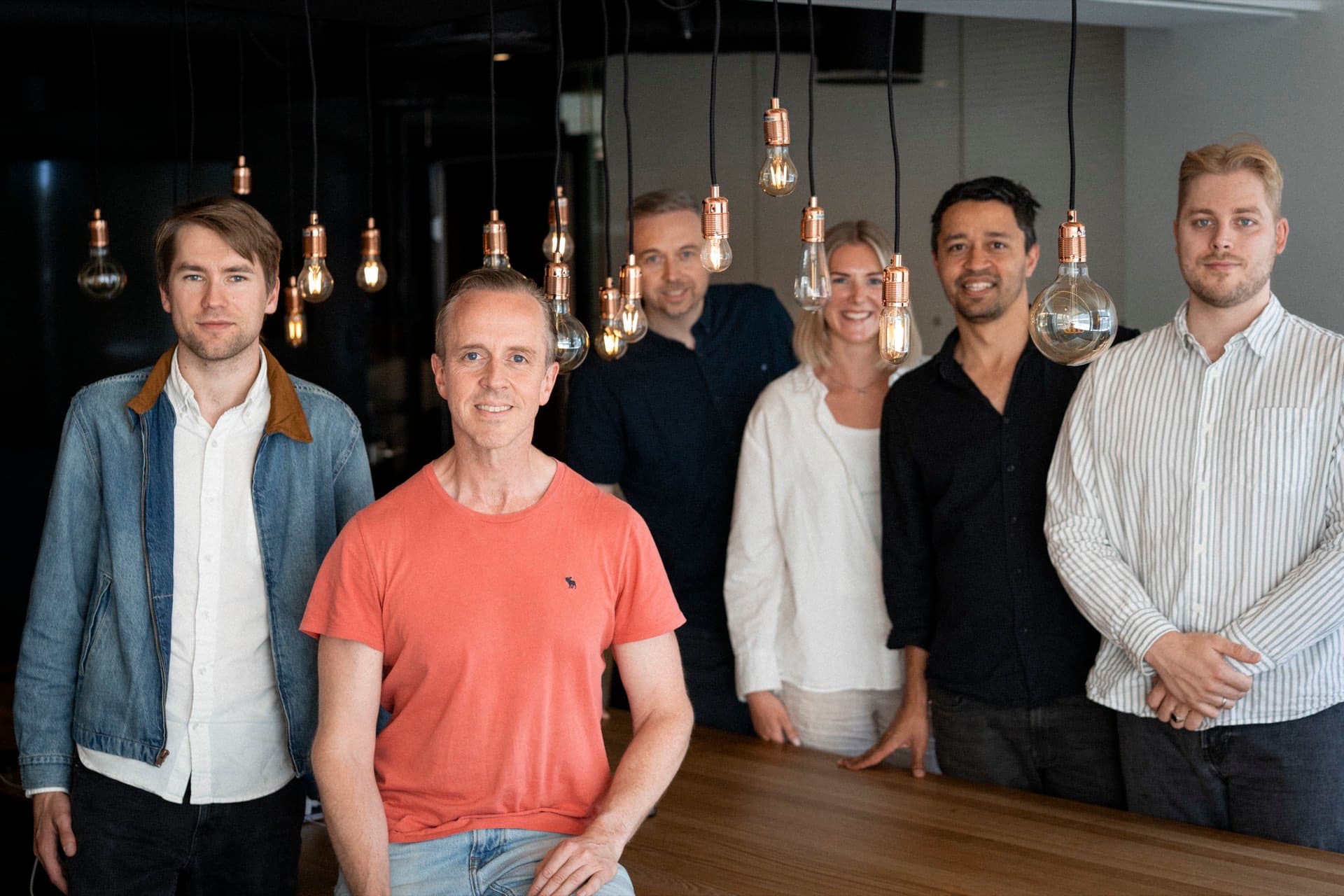 Folkene bak Utleggsappen og Agens samlet rundt et bord i et kontorlokale